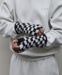 CHECKERED HAND KNIT GLOVE